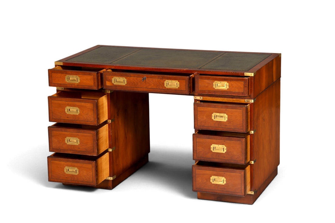 Hauptstadt Möblerei maritimer Military Chest Schreibtisch aus Massivholz mit grüner Lederauflage und Messingbeschlägen