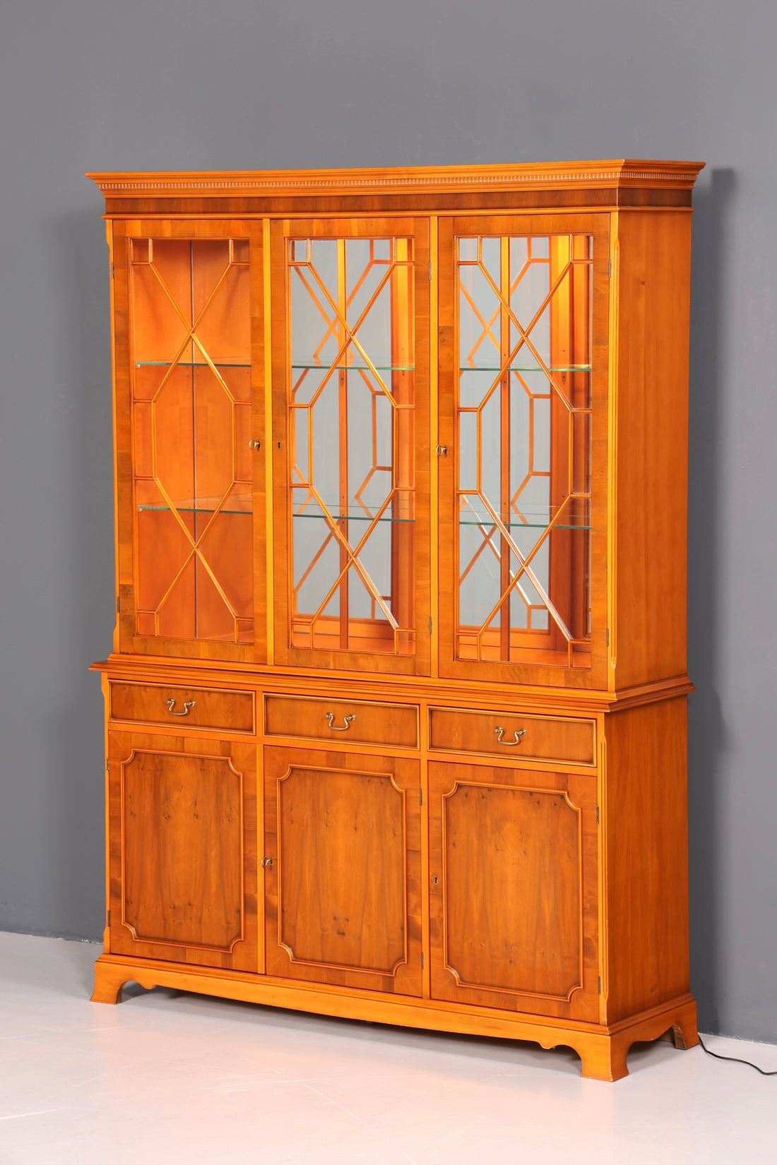 Wunderschöne Englische Vitrine Bücherschrank Buffet Antik Stil Englisch Eibe Glasvitrine Bibliothek