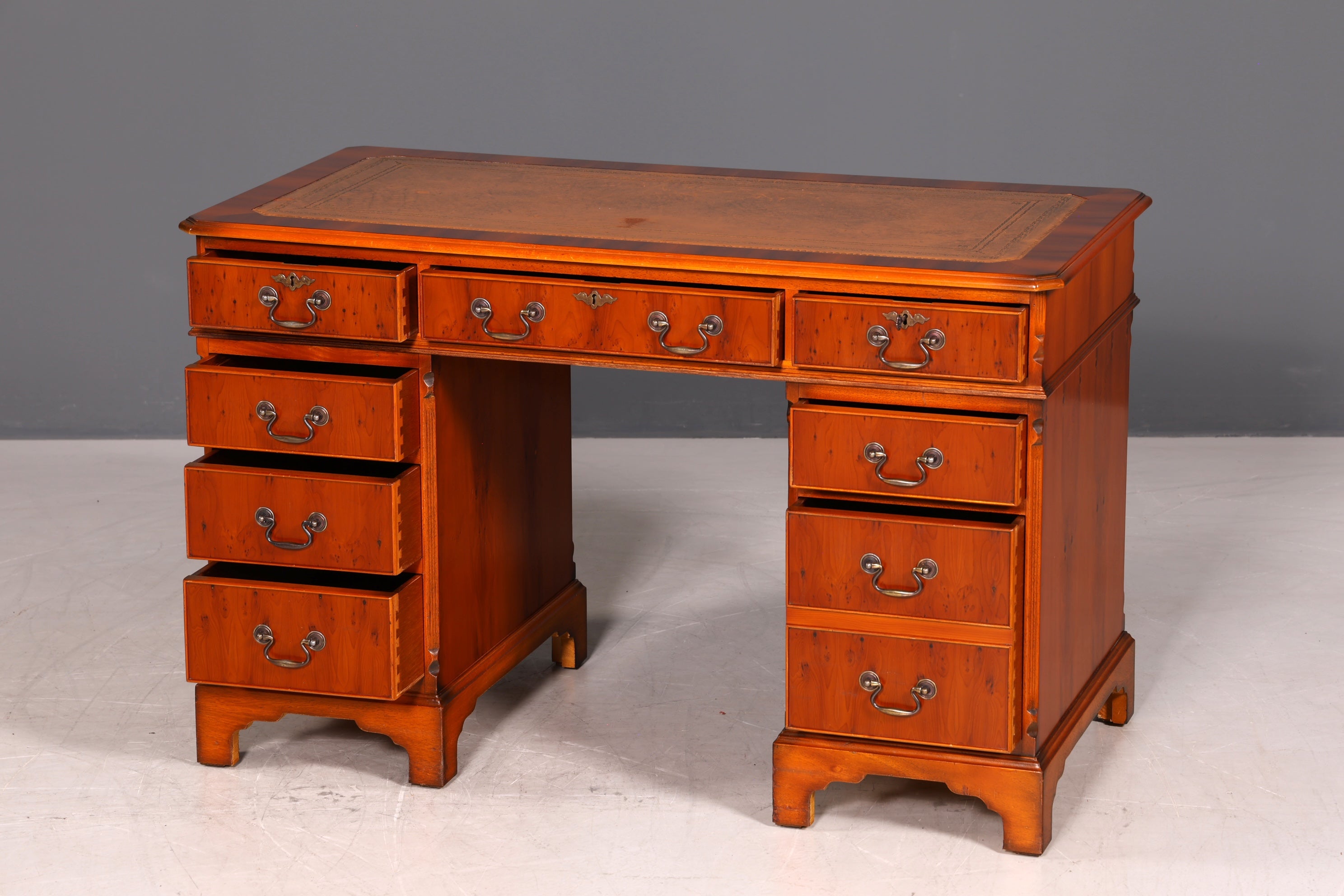 G616 Finish cm Wunderschöner Englischer Schreibtisch Englisch Eibe Desk Leder Auflage Antik Stil Bürotisch Office Desk (Kopie)