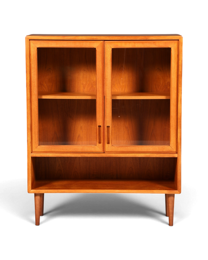 Hauptstadt Möblerei H947 Vitrinenschrank aus Teakholz mit Glastüren und offenem Ablagefach im Mid-Century-Stil