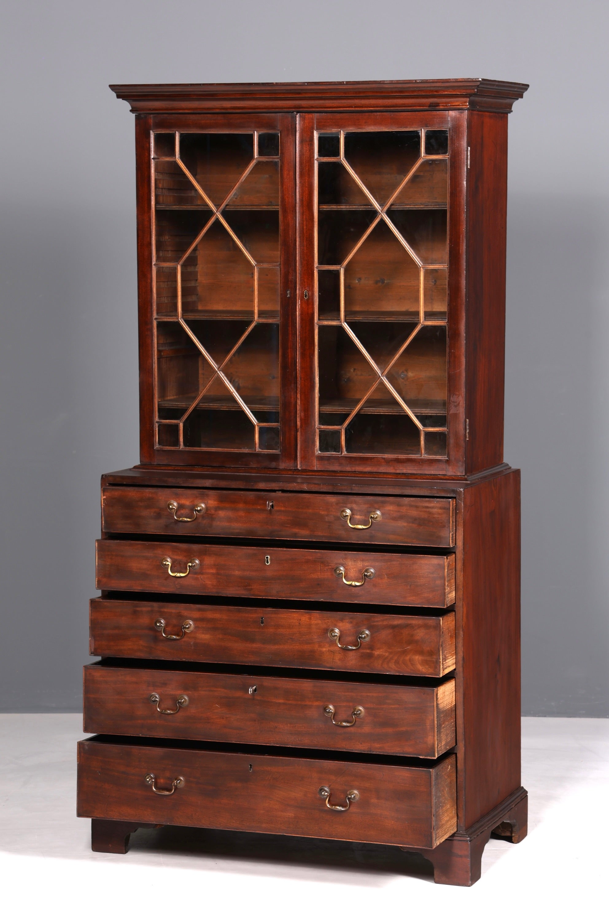 Wunderschöne Englische Antik Vitrine um 1700 George III Mahagoni Bücherschrank Buffet Glasvitrine Kommode