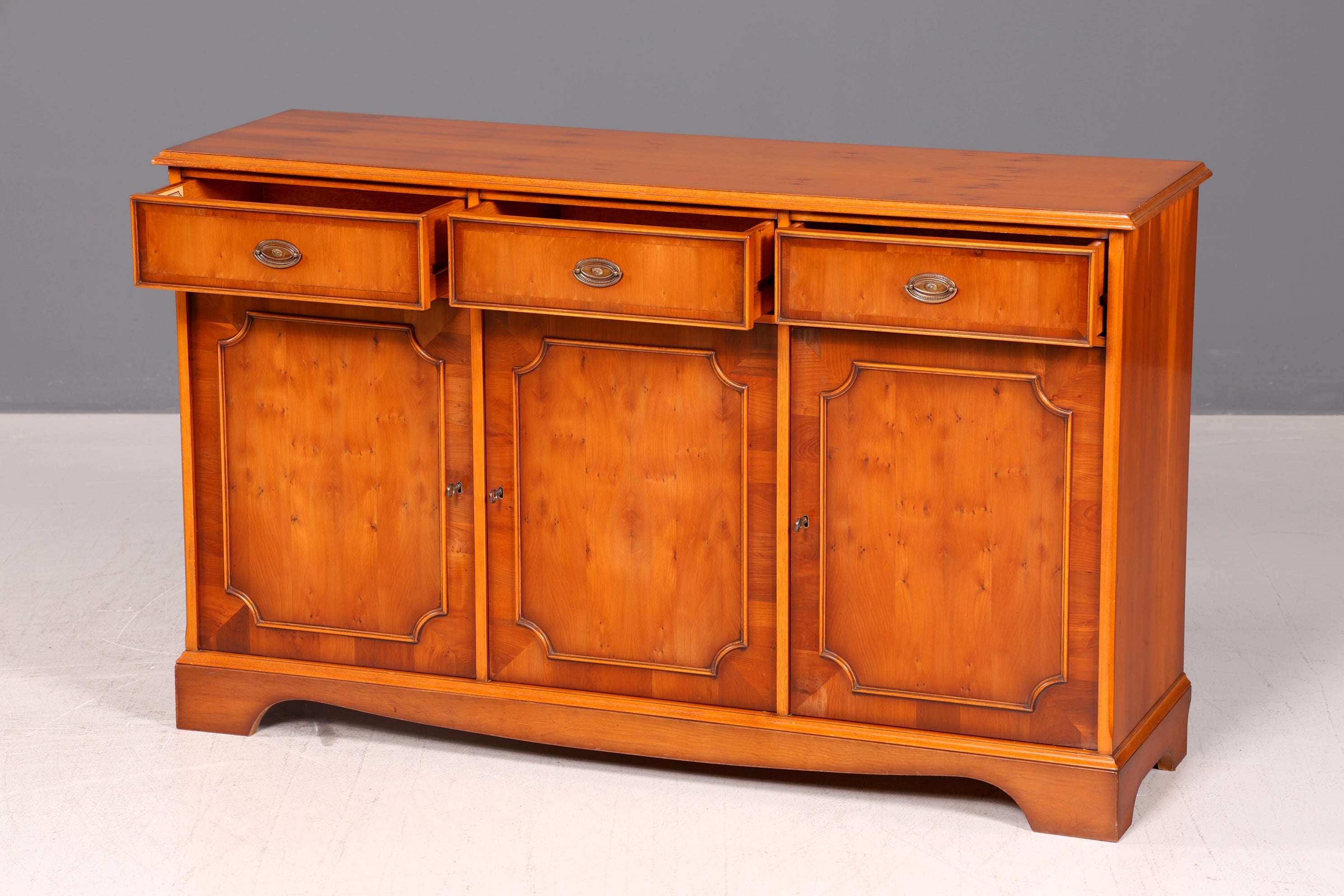 Traumhaftes Englisches Sideboard Original Heldense Eibe Buffet Schrank Anrichte