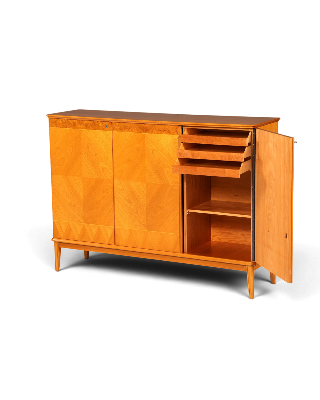 Hauptstadt Möblerei Mid Century Highboard aus massivem Holz mit geometrischer Maserung und ausziehbaren Schubladen