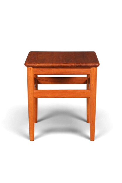 Hauptstadt Möblerei Mid-Century Beistelltisch aus Teakholz im dänischen Design mit konischen Beinen