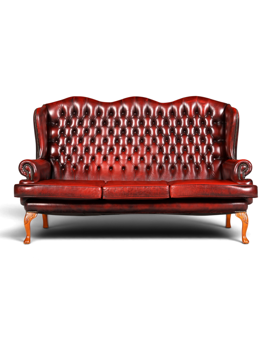 Hauptstadt Möblerei Chesterfield 3er Sofa aus rotem Echtleder mit Knopfheftung und geschwungenen Holzfüßen
