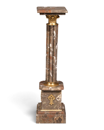 Hauptstadt Möblerei Marmorsäule mit goldenen Verzierungen und quadratischer Ablagefläche im antiken Stil