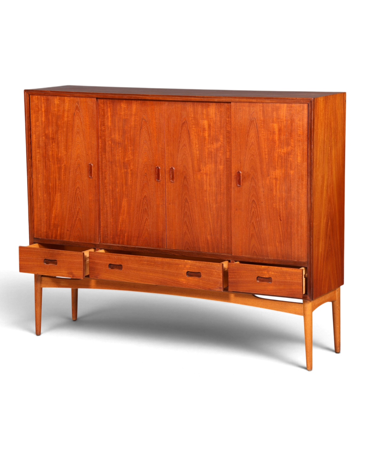 Hauptstadt Möblerei Mid Century Highboard aus Teakholz im Danish Design mit Schiebetüren und drei Schubladen