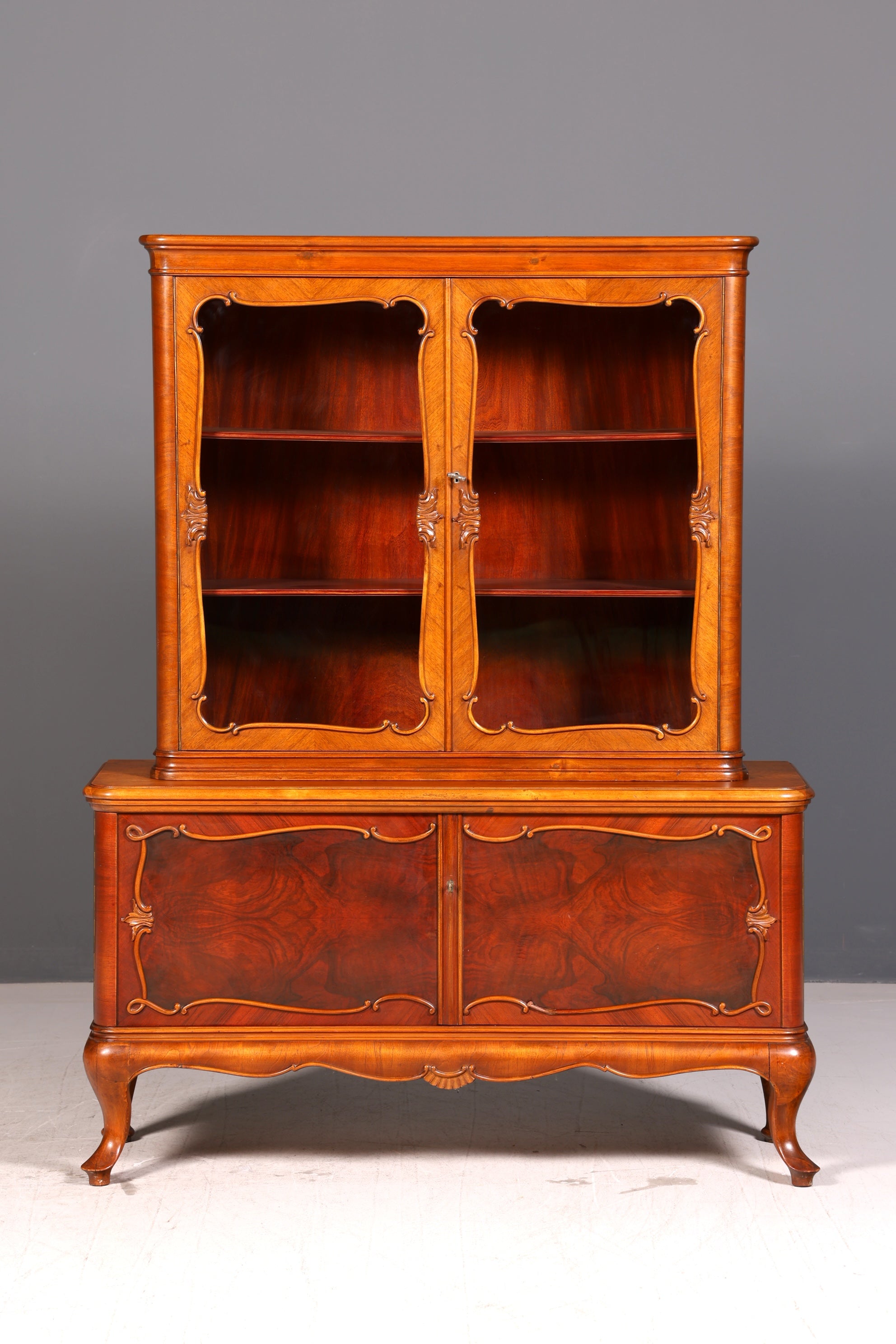 Wunderschöne Chippendale Vitrine im Barock Stil Nussbaum Bücherschrank Glasvitrine Buffet Antik Vintage