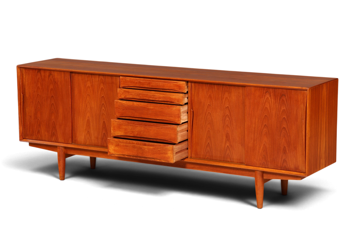 Hauptstadt Möblerei Dyrlund Sideboard aus Teakholz im Mid-Century-Design mit Schiebetüren und mittigen Schubladen
