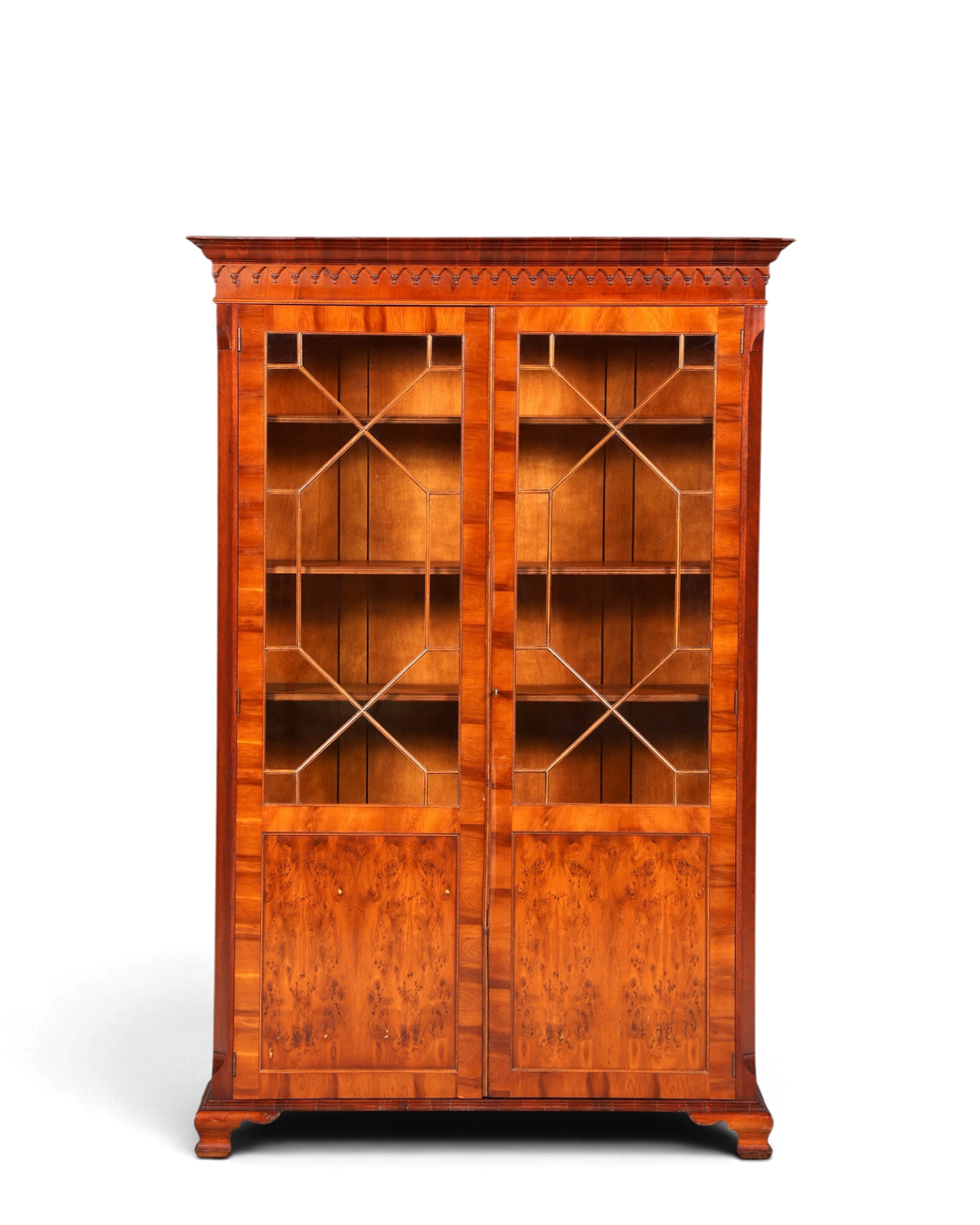 Hauptstadt Möblerei Bevan Funnell Reprodux Bücherschrank aus Eibenholz mit verglasten Türen und klassischem Design