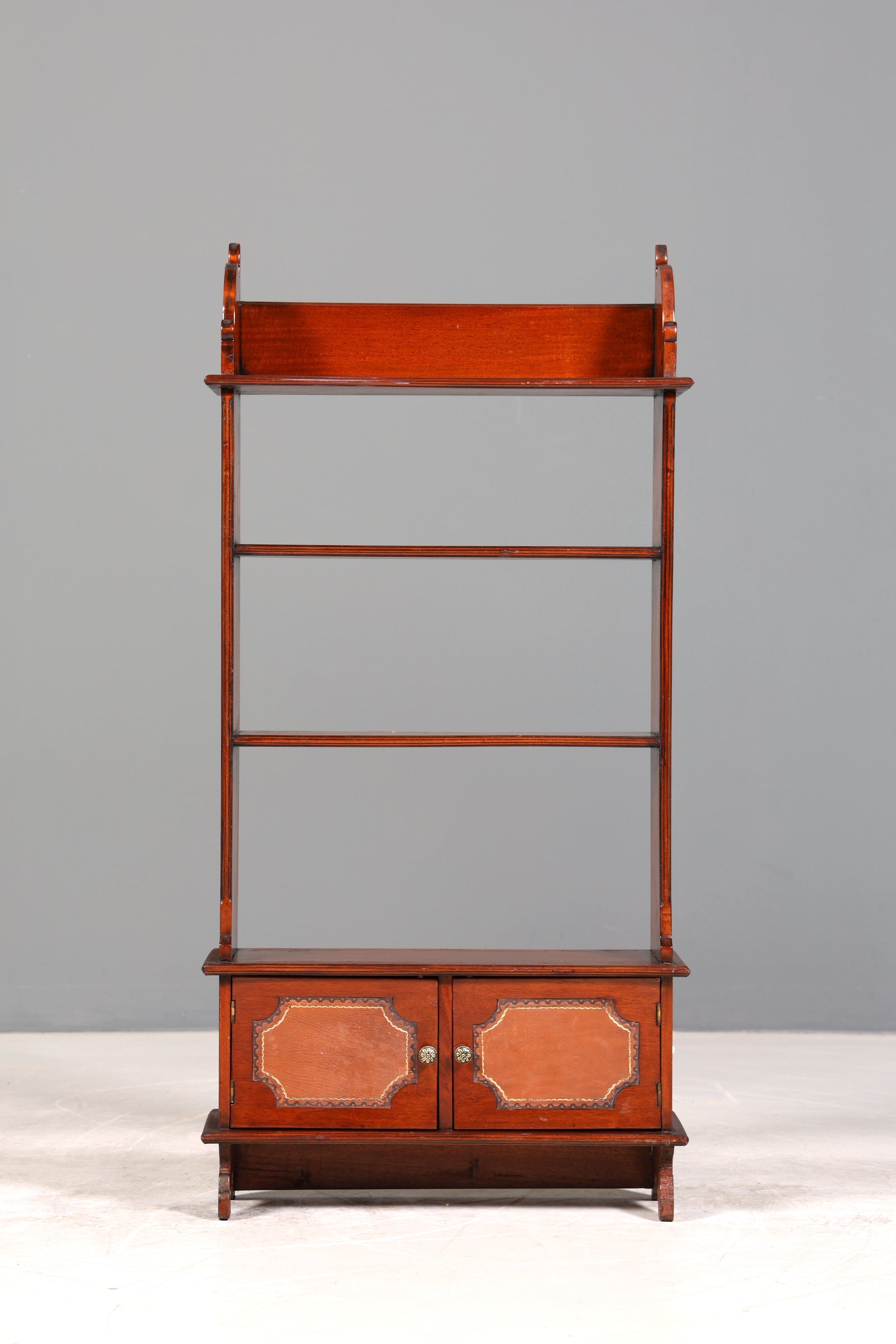 Wunderschönes Regal im englischen Stil Bücherregal Englisch Buchablage Antik 60s Schrank