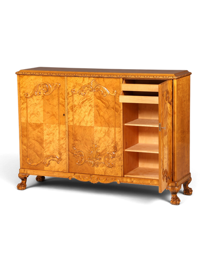 Hauptstadt Möblerei Chippendale Highboard aus massivem Holz mit kunstvollen Schnitzereien und offener Tür