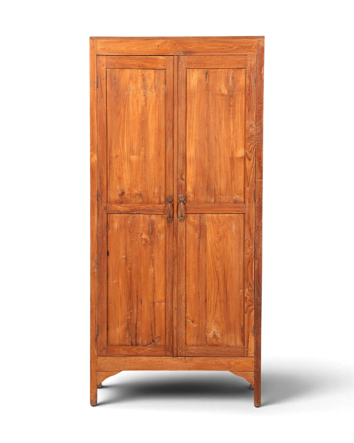 Hauptstadt Möblerei H798 Kleiderschrank aus rustikalem Naturholz mit zwei Türen und antiken Metallgriffen