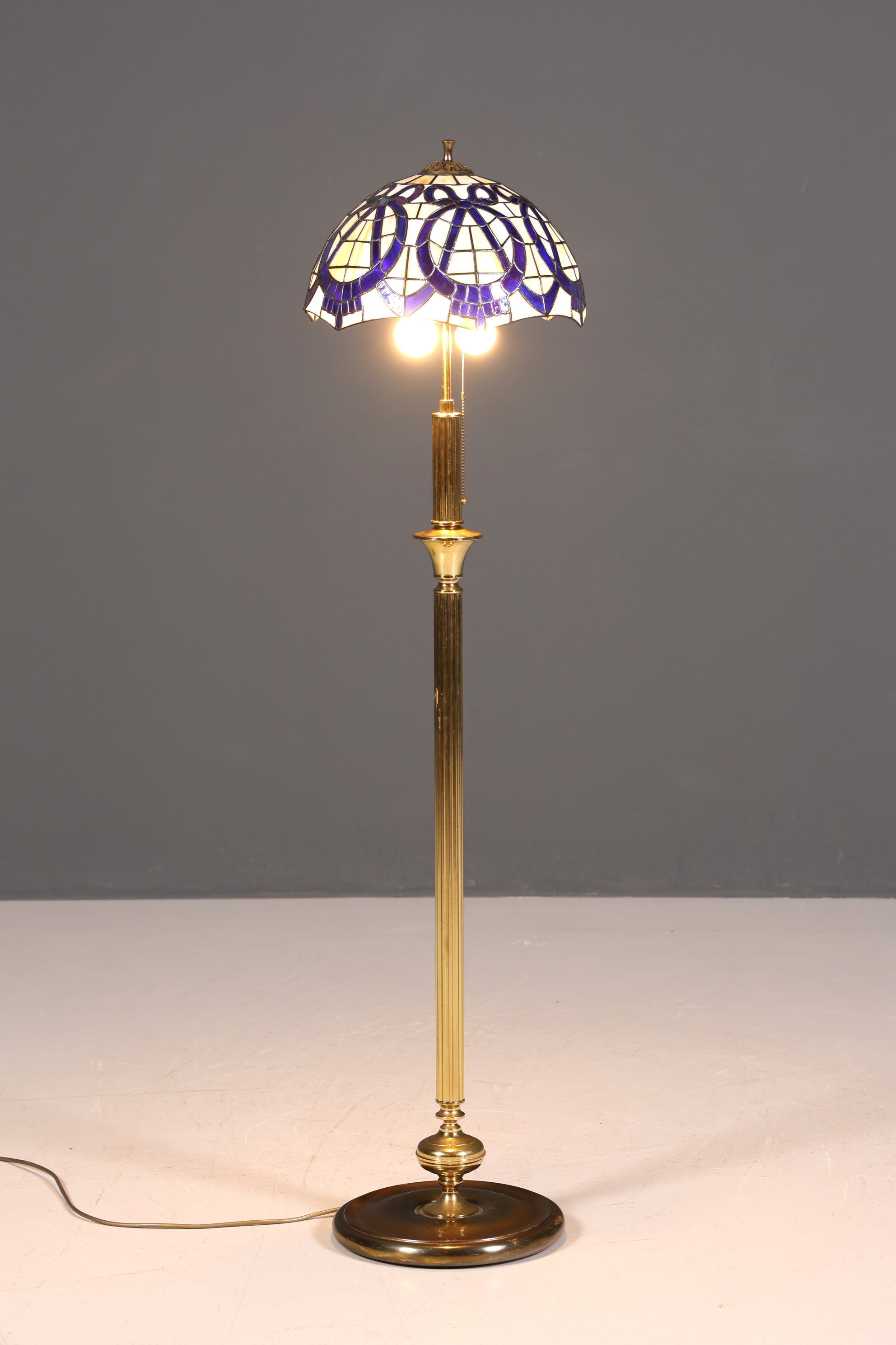 Traumhafte Antike Tiffany Lampe Glaslampenschirm Messingfuß Stehlampe Leselampe