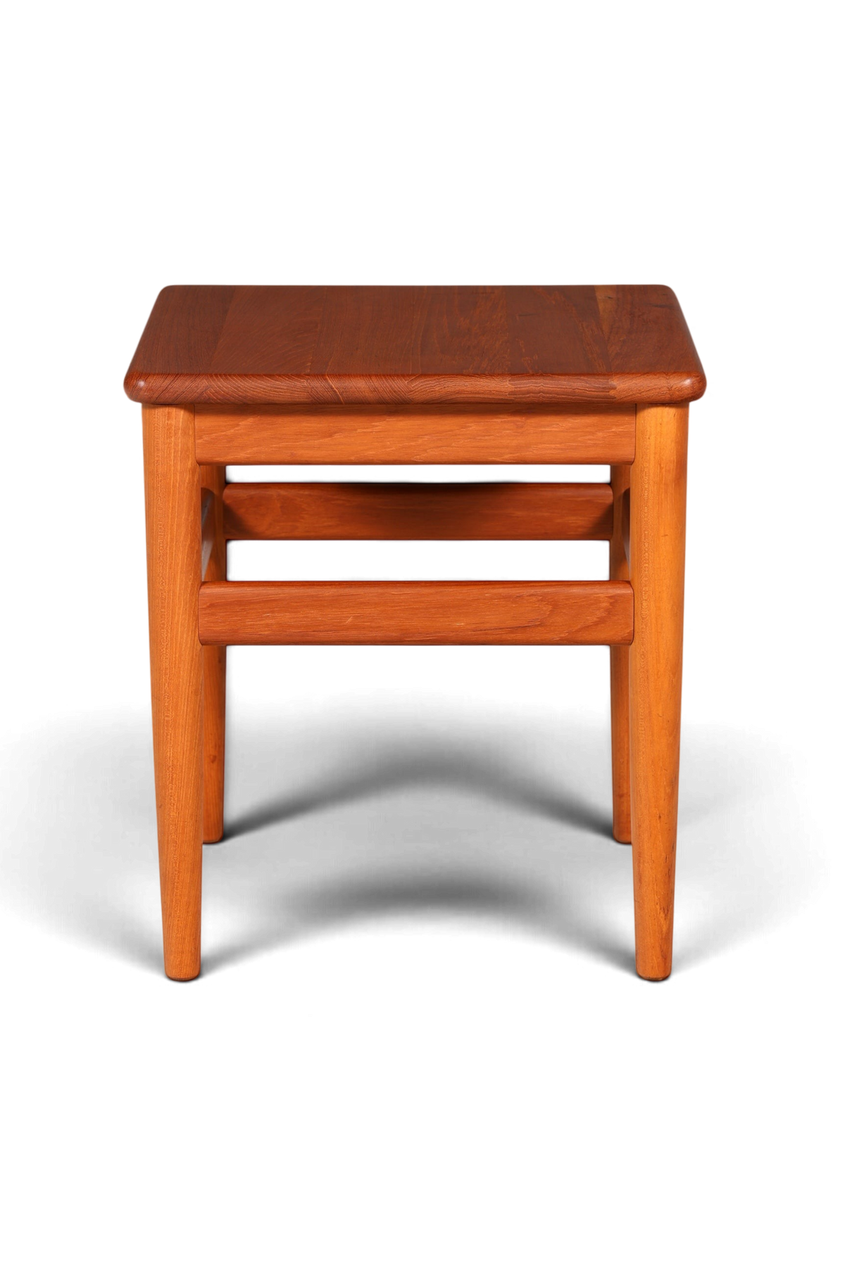 Hauptstadt Möblerei Mid-Century Beistelltisch aus massivem Teakholz im dänischen Design mit quadratischer Tischplatte