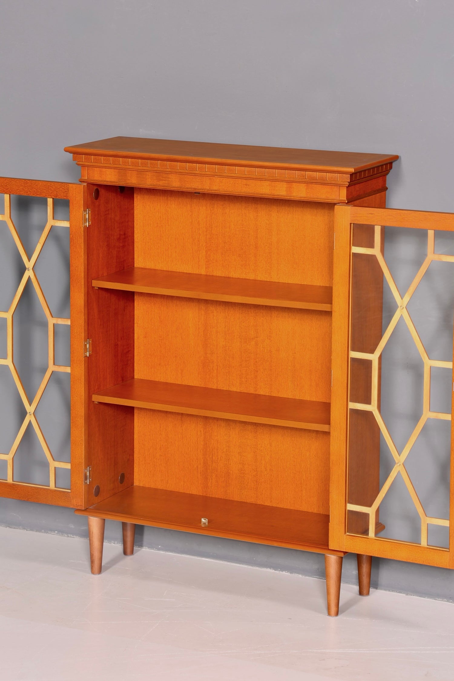 Wunderschöne Englische Vitrine Eibe Bücherschrank Glasvitrine 60s Vitrinenschrank Schrank Vintage