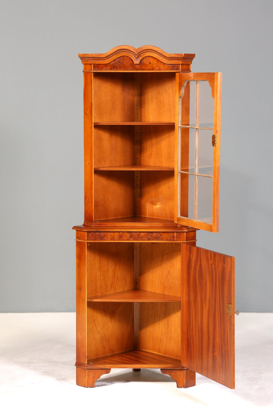 Wunderschöne Englische Eckvitrine Antik 60s Schrank Eckschrank Glasvitrine Vitrine