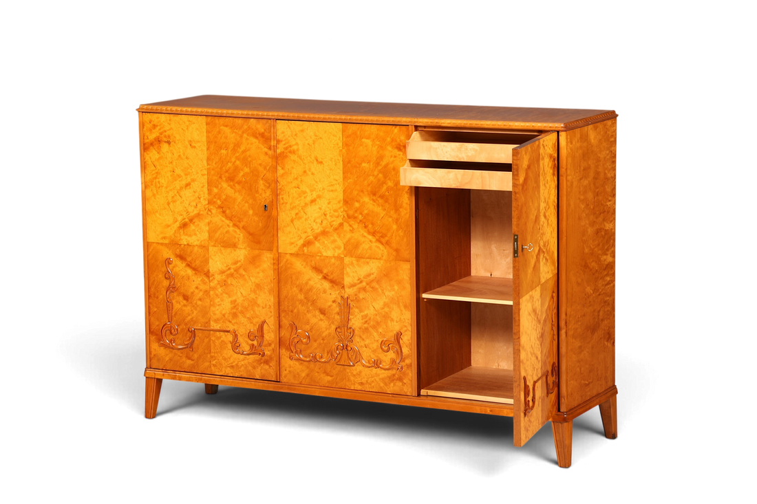 Hauptstadt Möblerei Art Deco Vertiko Sideboard aus massivem Holz mit heller Maserung und geschnitzten Details