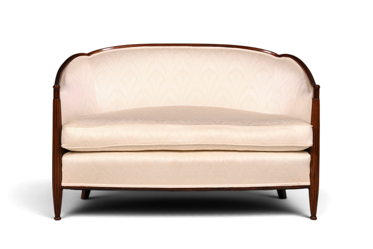 Hauptstadt Möblerei Art Deco Sofa mit hellem Polster und geschwungenem Holzrahmen in eleganter Vintage Optik