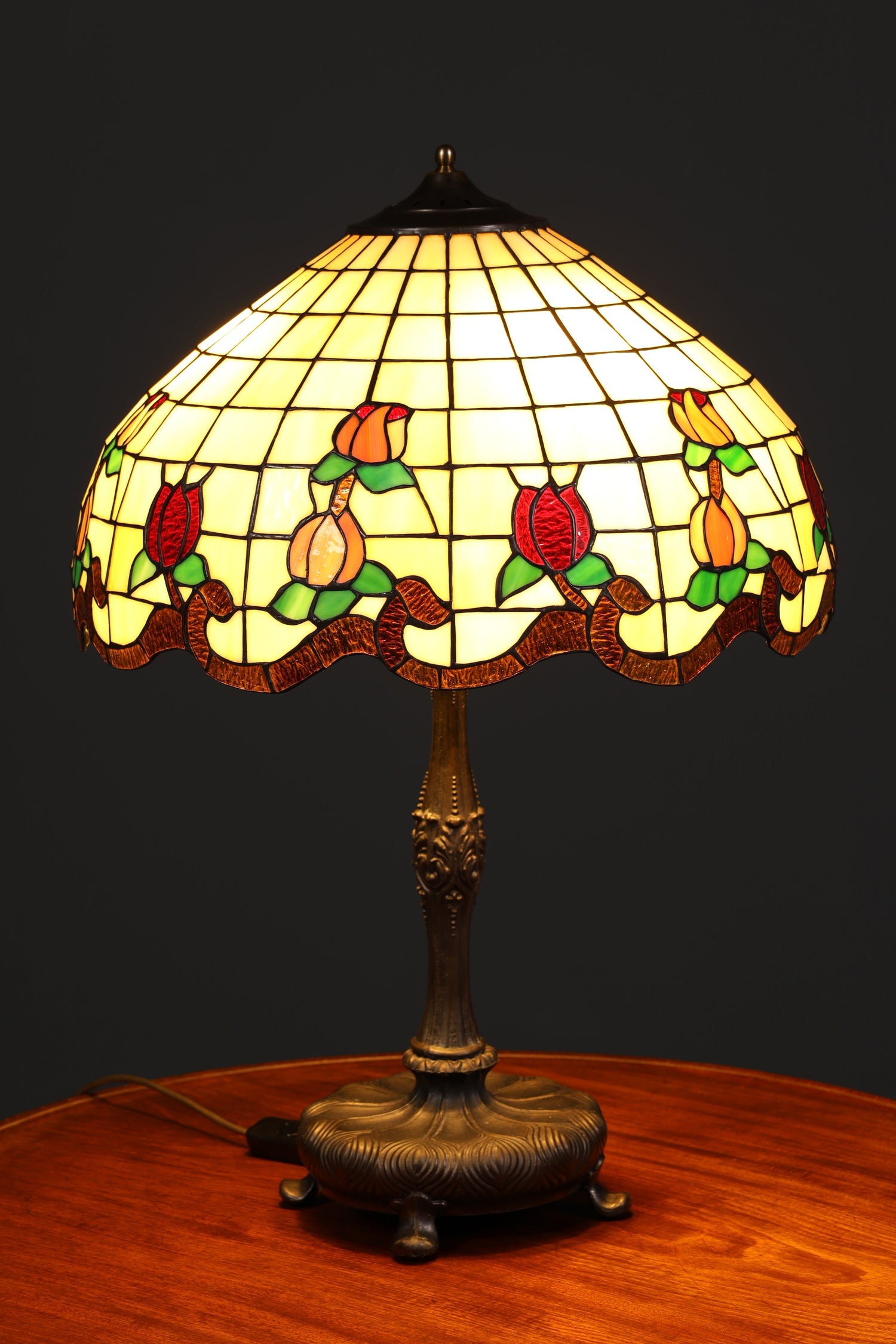 Traumhafte Antike Tiffany Tischlampe Glaslampenschirm Messingfuß Lampe Prunklampe