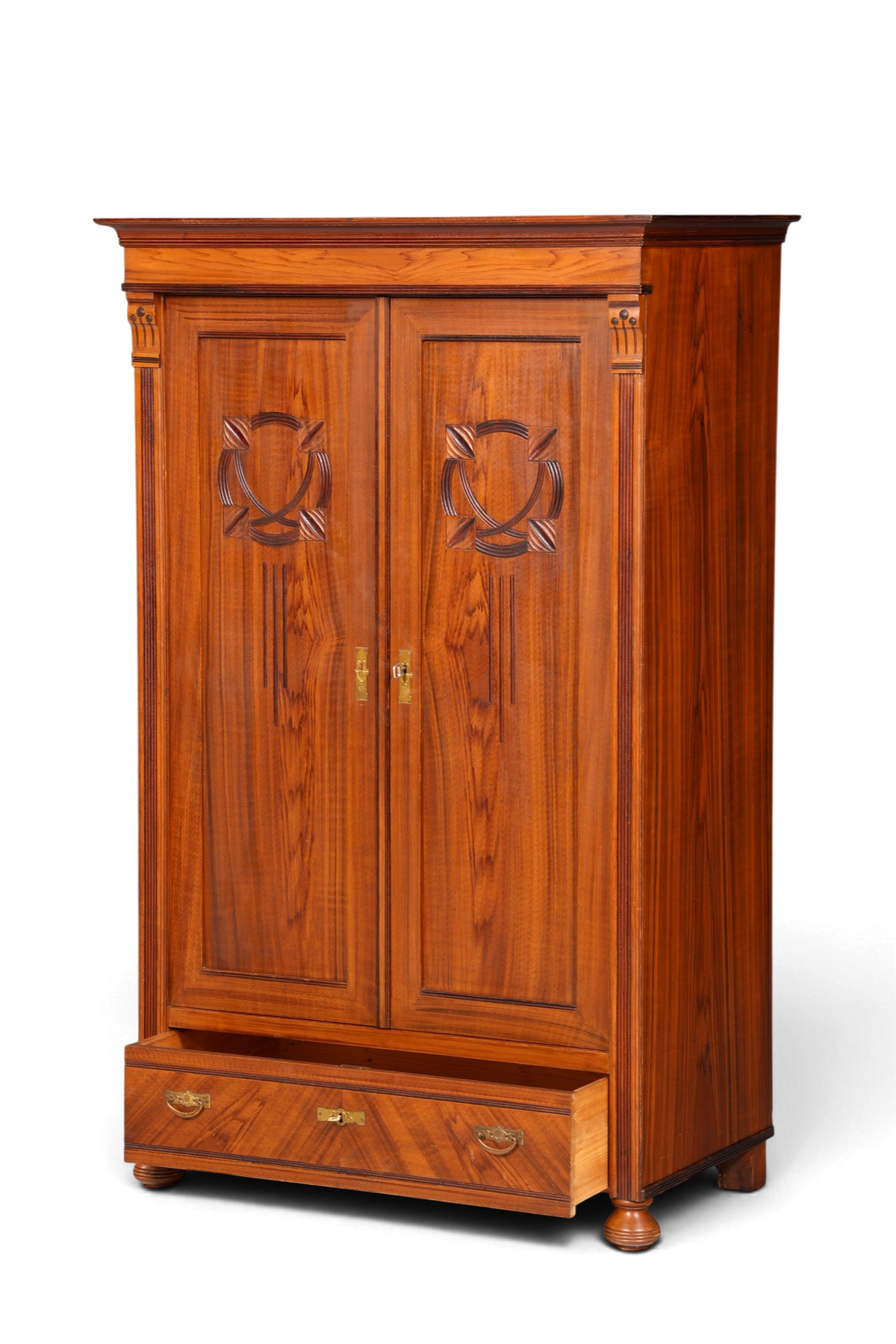 Hauptstadt Möblerei Jugendstil Kleiderschrank aus massiver Eiche mit Schnitzereien und unterer Schublade