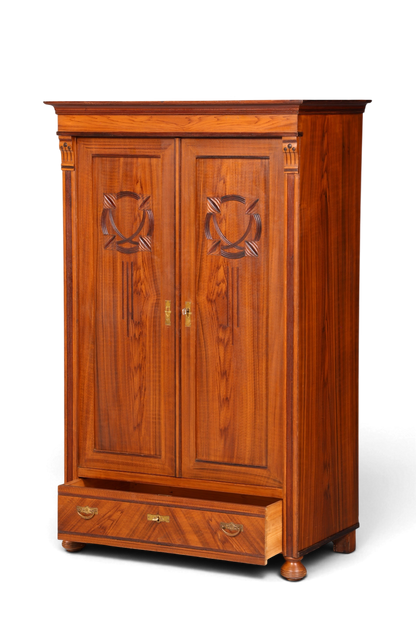Hauptstadt Möblerei Jugendstil Kleiderschrank aus massiver Eiche mit Schnitzereien und unterer Schublade