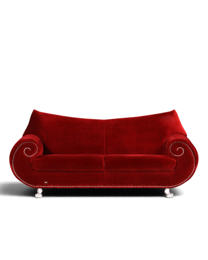 Hauptstadt Möblerei Bretz Gaudi 3-Sitzer Sofa in bordeauxrotem Samt mit geschwungenen Armlehnen und Ziernägeln