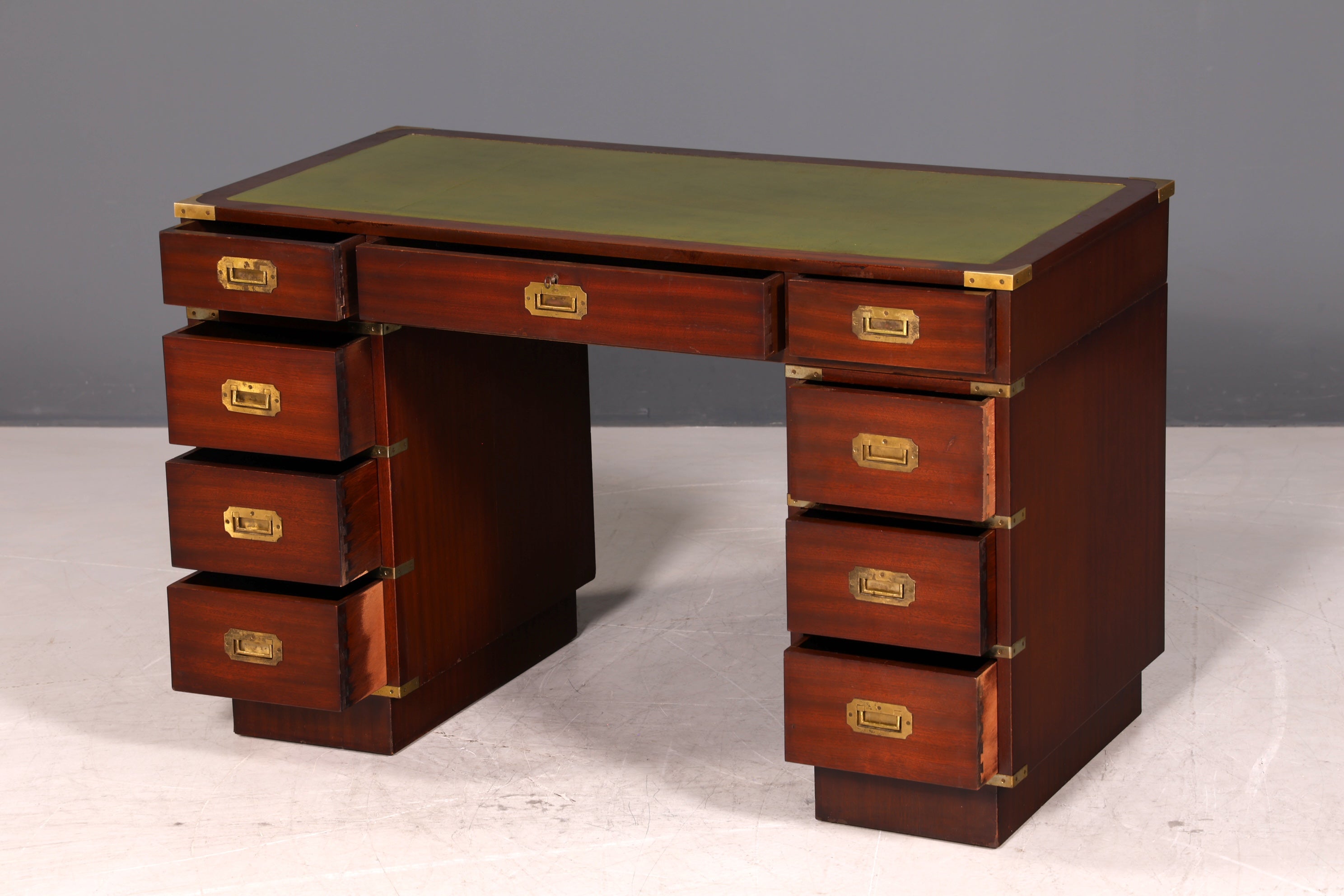 Edler Maritimer Schreibtisch Englischer Military Bürotisch Office Table mit echt Lederauflage