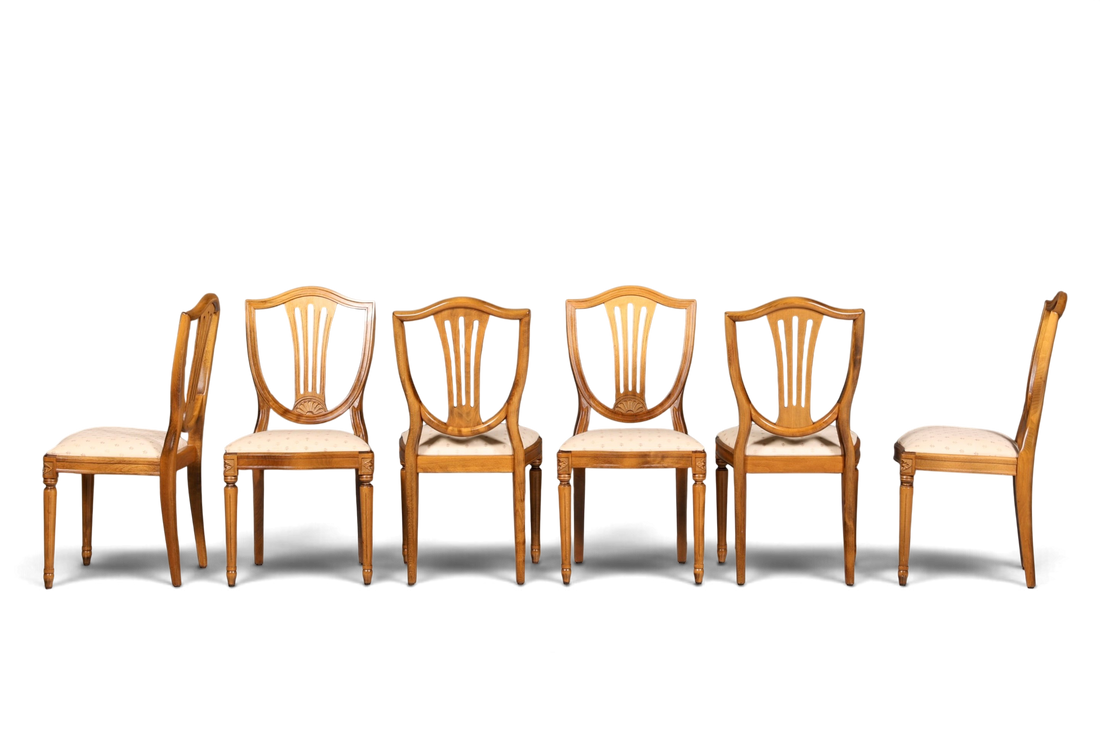 Hauptstadt Möblerei Set aus sechs hellen Holzstühlen im gustavianischen Stil mit gepolsterten Sitzflächen