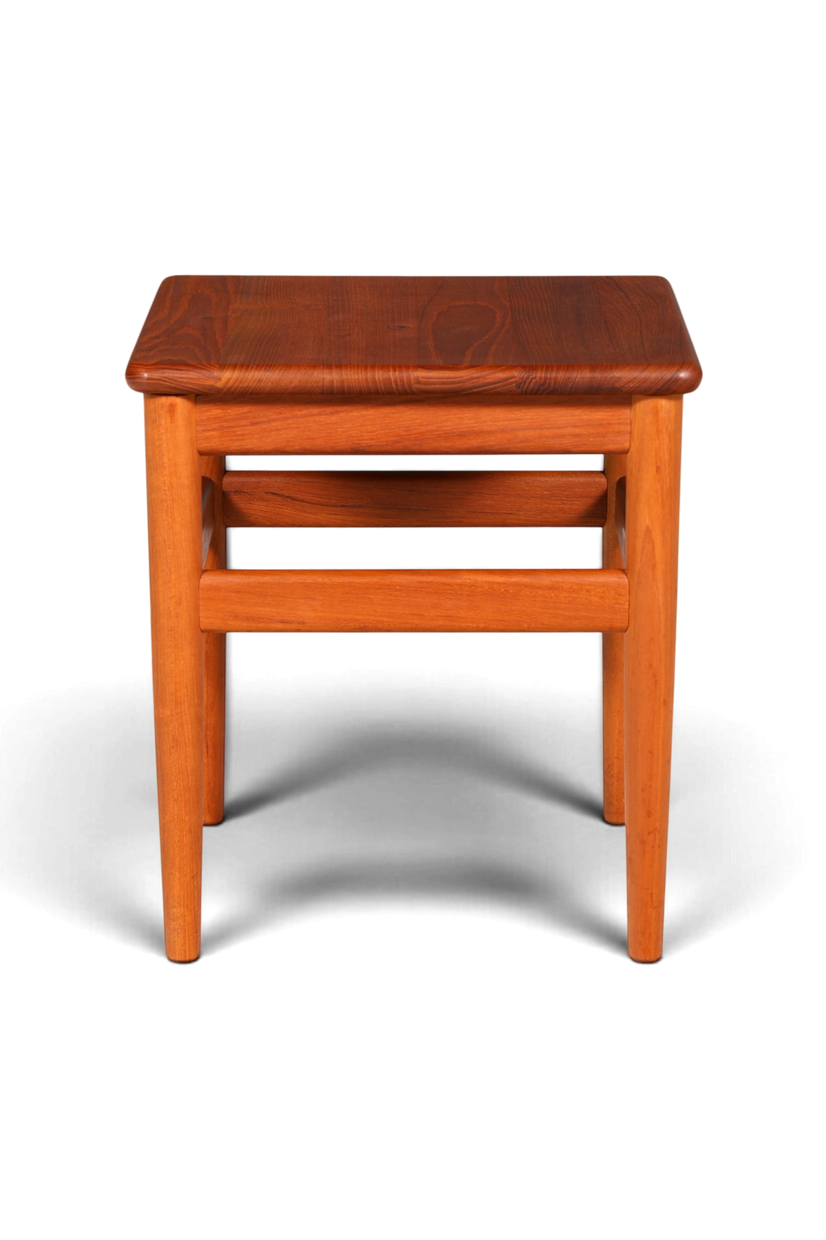 Hauptstadt Möblerei Mid-Century Beistelltisch aus Teakholz im dänischen Design mit konischen Beinen