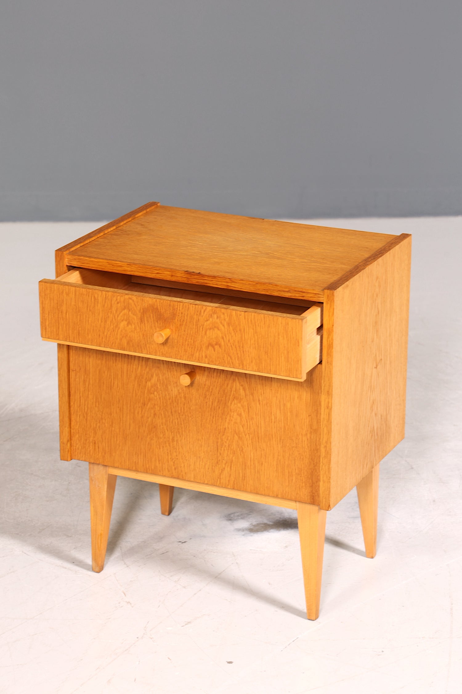 Schlichte Mid Century Kommode Vintage Klappschränkchen Danish Design Nachttisch 2 von 2