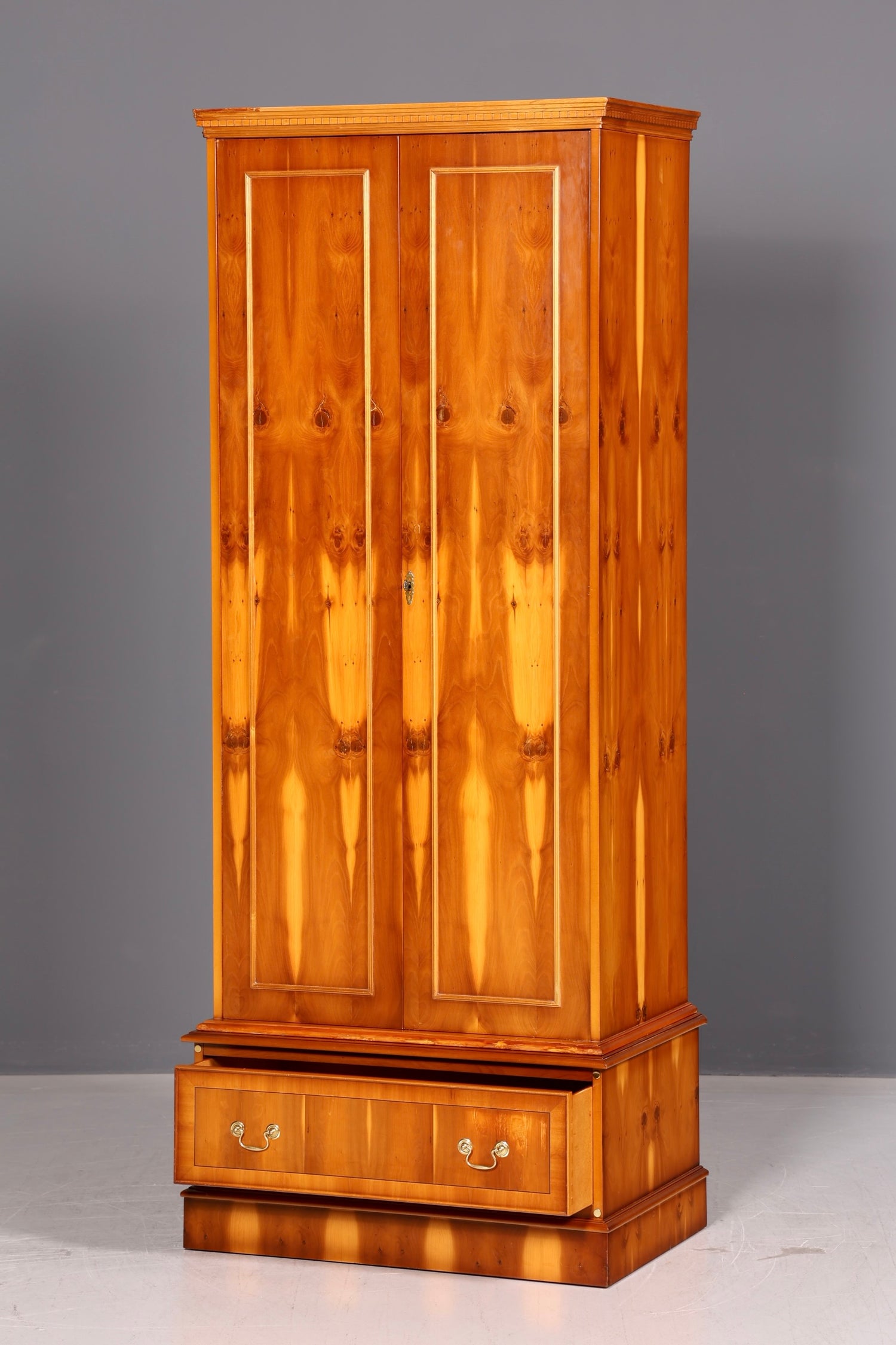 Wunderschöner Englischer Kleiderschrank Dielenschrank Wäscheschrank Schrank Antik Massivholz Vintage