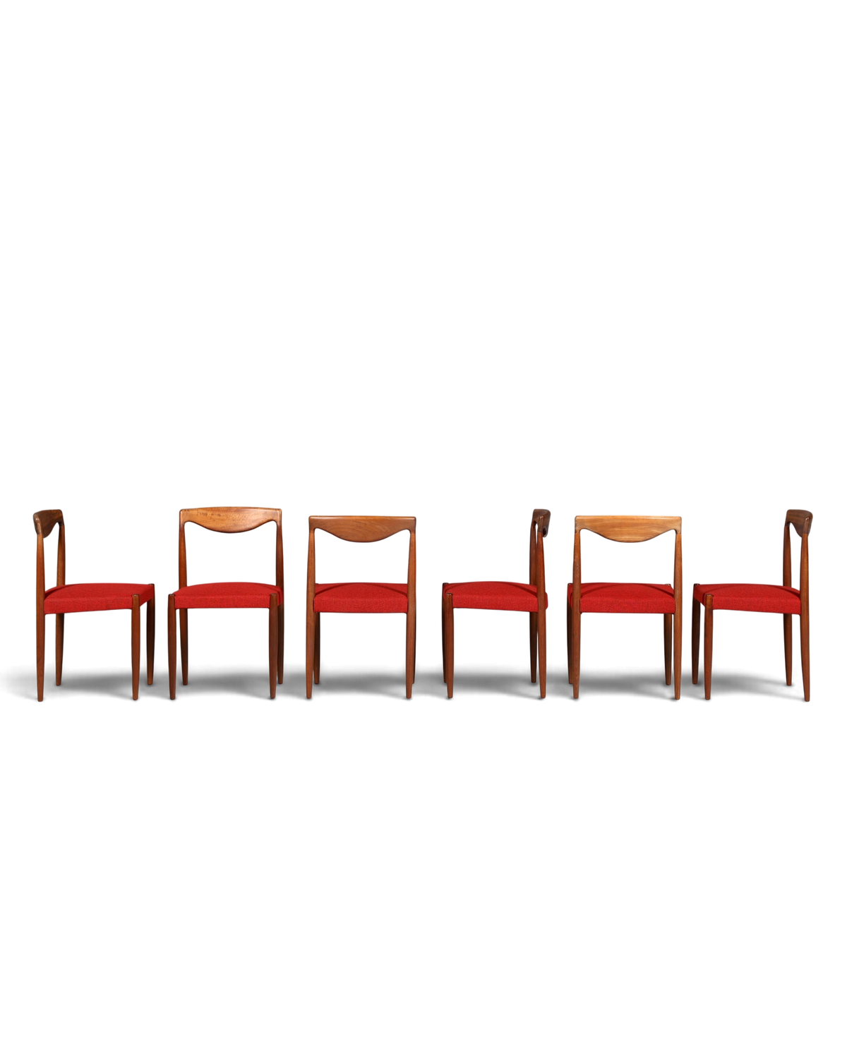 Hauptstadt Möblerei 6er-Set Bambi Stühle von Rastad &amp; Relling aus Holz mit rotem Stoffbezug im Mid-Century-Design