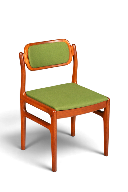 Hauptstadt Möblerei Mid Century Stuhl von Johannes Andersen aus Teakholz mit grünem Stoffbezug im Danish Design
