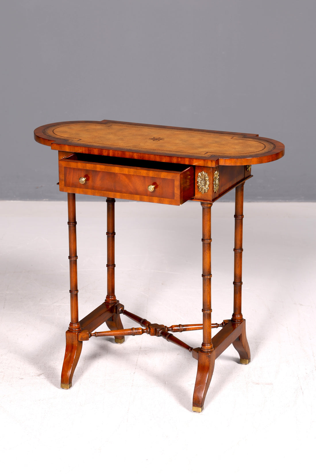 Edler Louis XV Beistelltisch Arthur McMillan Barock Stil Ablagetisch Echt Leder Antik