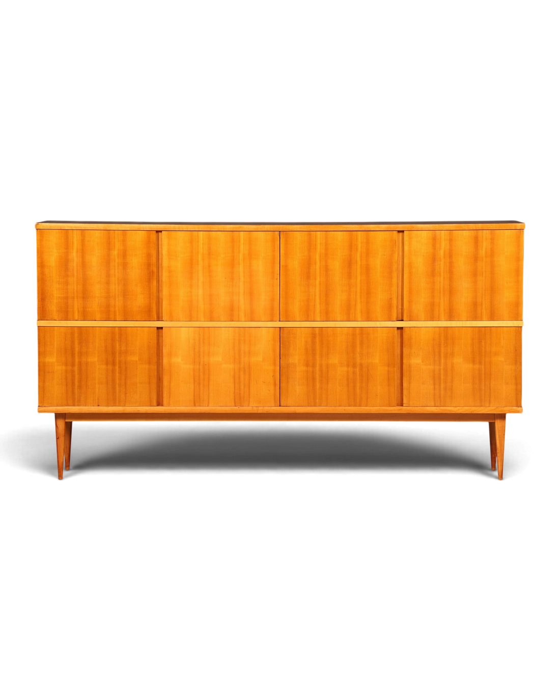 Hauptstadt Möblerei Mid Century Highboard aus hellem Echtholz mit acht Türen und konischen Beinen im 60er Jahre Stil