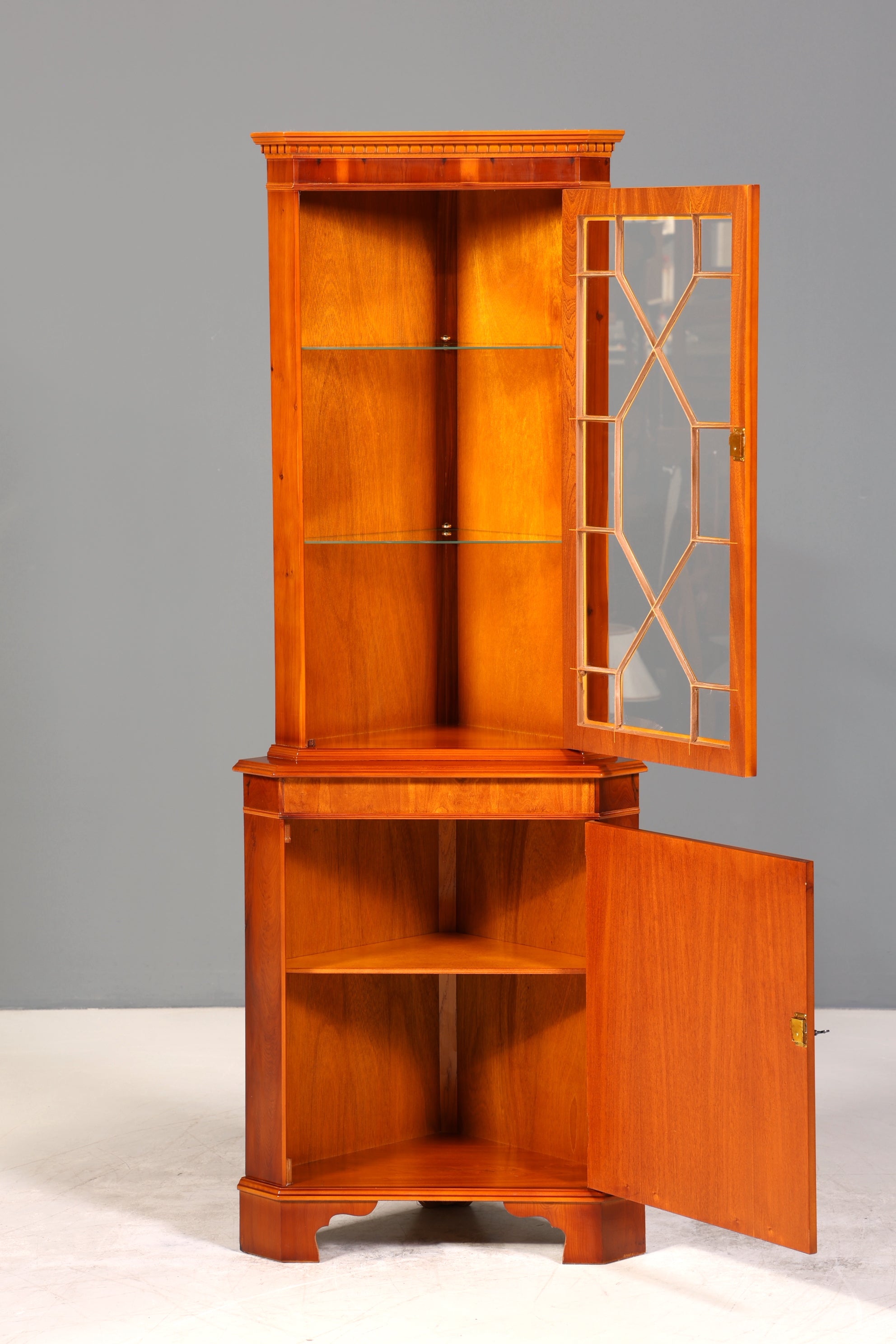 Wunderschöne Englische Eckvitrine Antik 60s Eibe Schrank Eckschrank Glasvitrine Vitrine