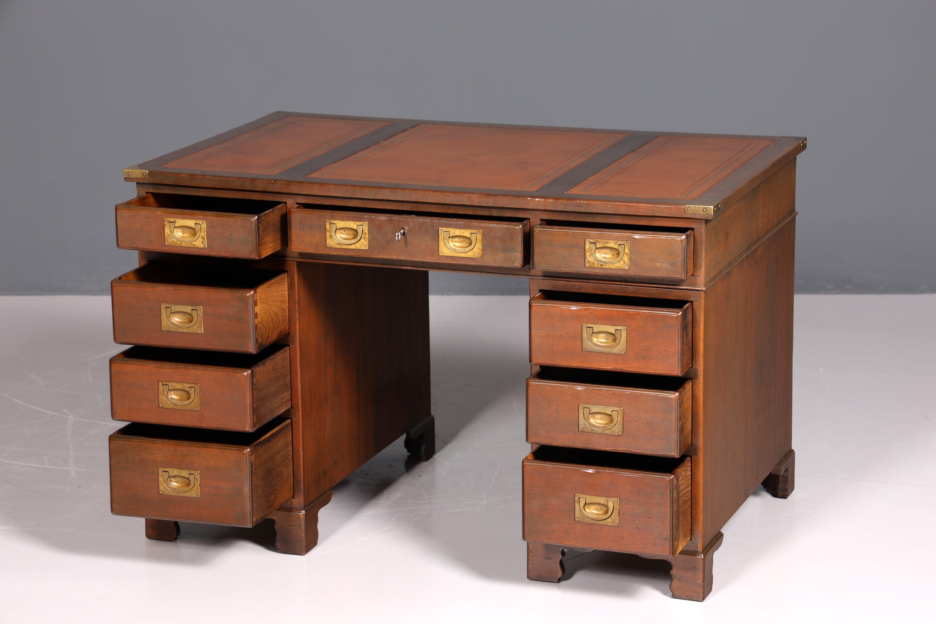 Traumhafter Maritimer Schreibtisch Englischer Military Desk Bürotisch Office Table mit echt Lederauflage