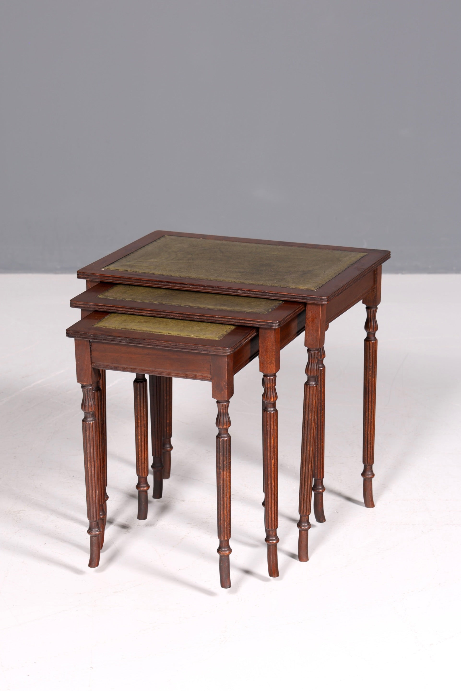 Filigranes Englisches Tisch Set Couchtisch Englisch Antik Stil 3er Satz echt Lederauflage Ablagetisch Holz Beistelltisch
