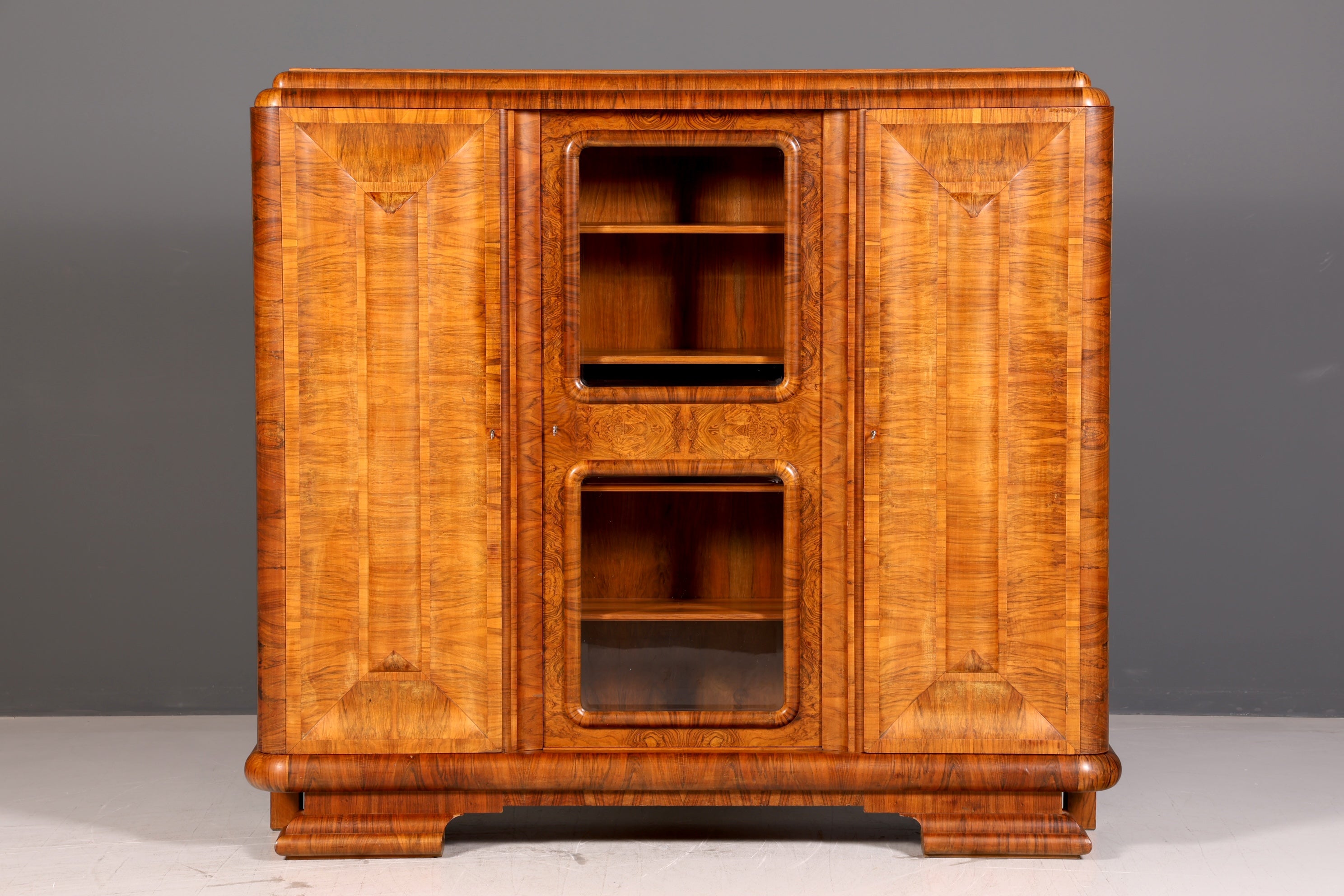 Beeindruckende Original Art Deco Vitrine Nussbaum Bücherschrank Glasvitrine Schrank Antik Massivholz Vintage