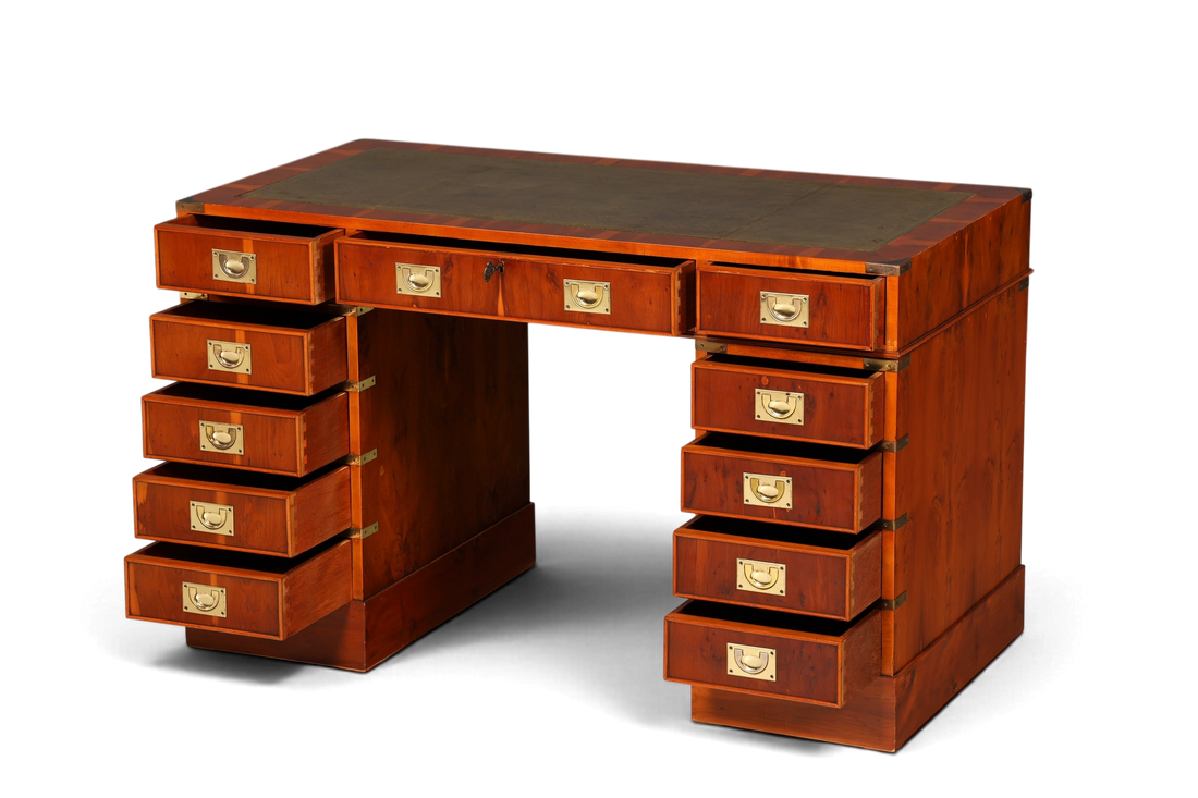 Hauptstadt Möblerei maritimer Military Chest Schreibtisch aus Holz mit grüner Lederauflage und Messingbeschlägen