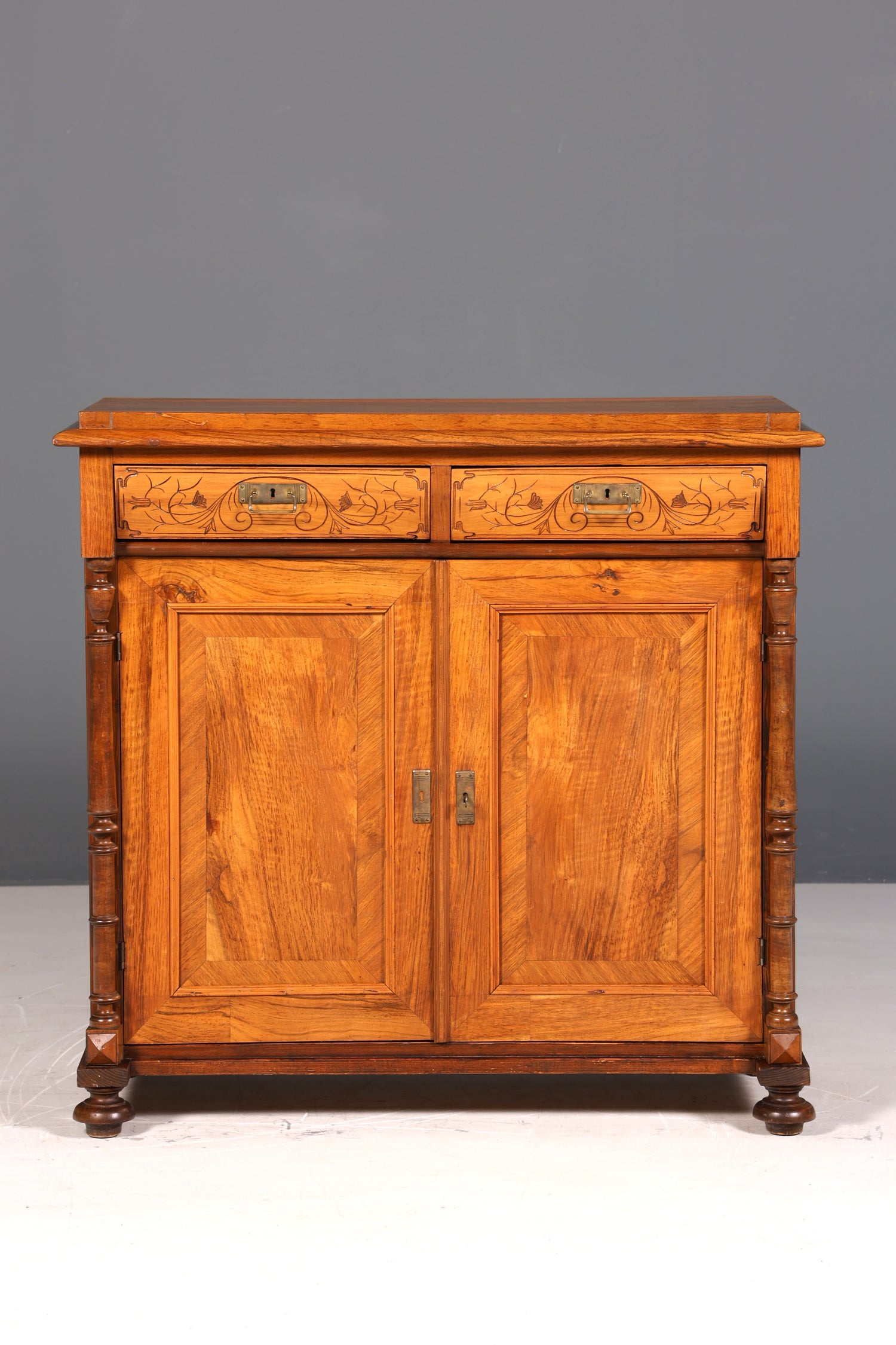 Beautiful Gründerzeit (late 19th-century) cabinet, Louis Philippe walnut chest of drawers, circa 1880
