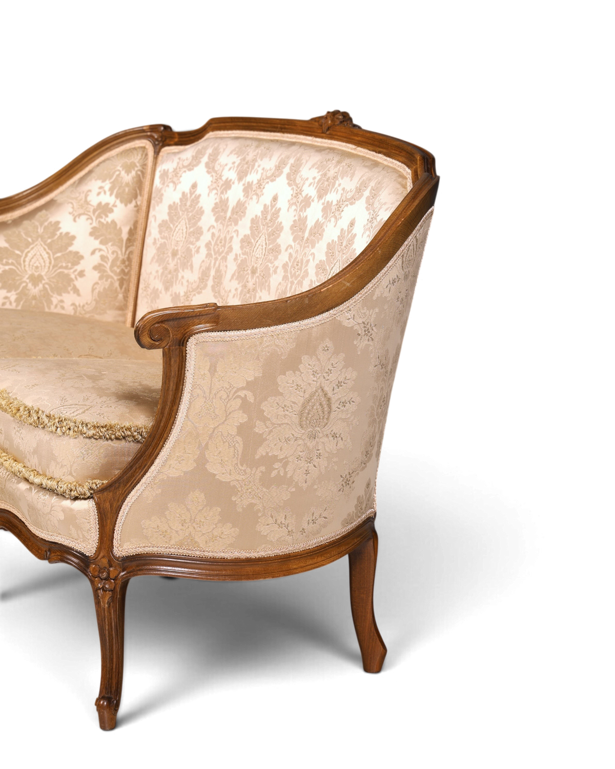 Hauptstadt Möblerei Chippendale 2-Sitzer Sofa im Barock-Stil mit beigem Samtbezug und kunstvollen Holzschnitzereien