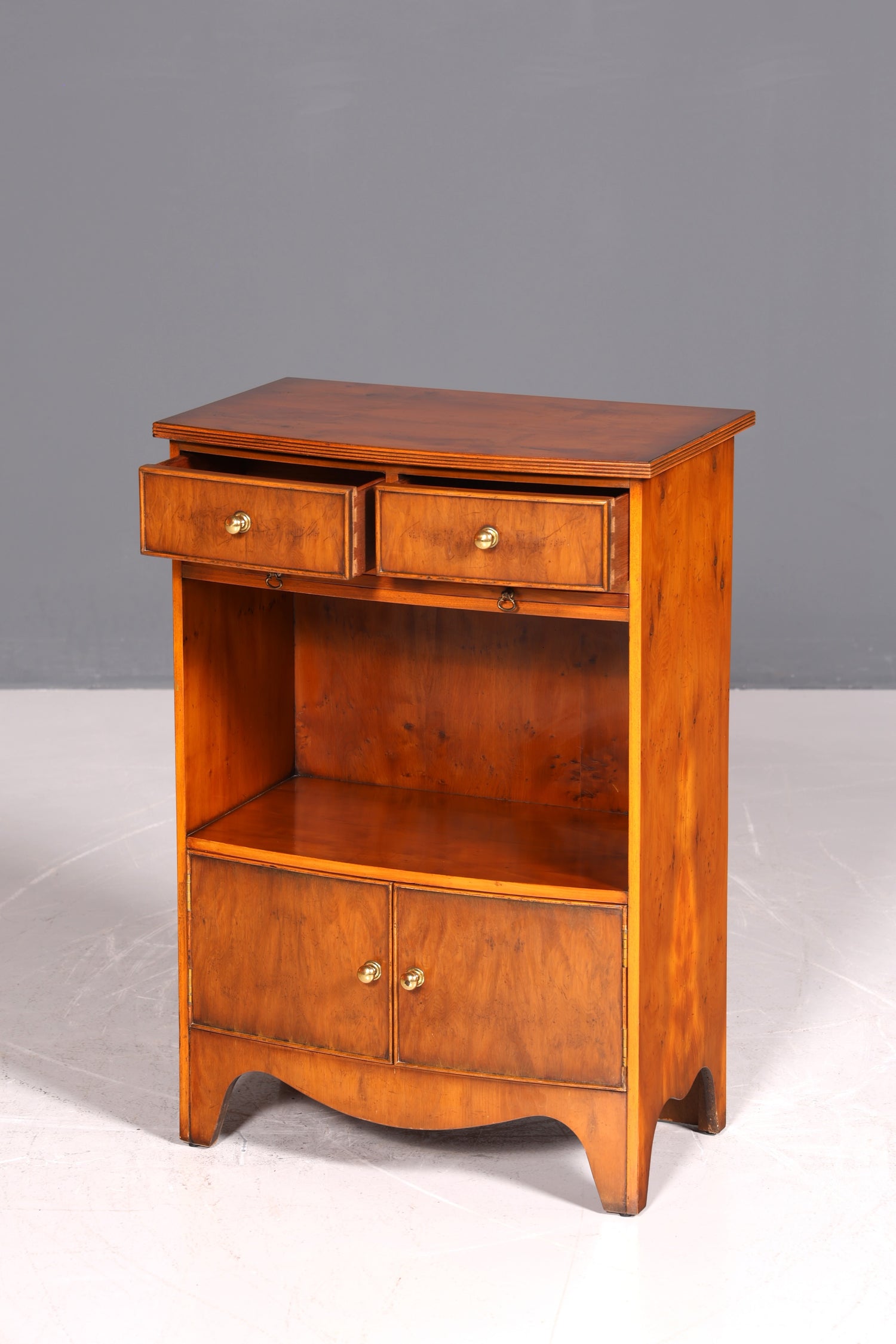 Wunderschöne Englische Kommode Eibe Schrank Reprodux Bevan Funnell Antik Stil Ablagetisch