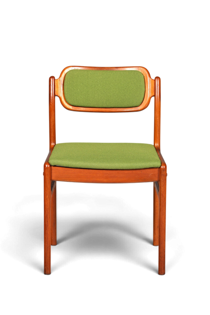 Hauptstadt Möblerei Mid Century Stuhl von Johannes Andersen aus Teakholz mit grünem Stoffbezug im Danish Design
