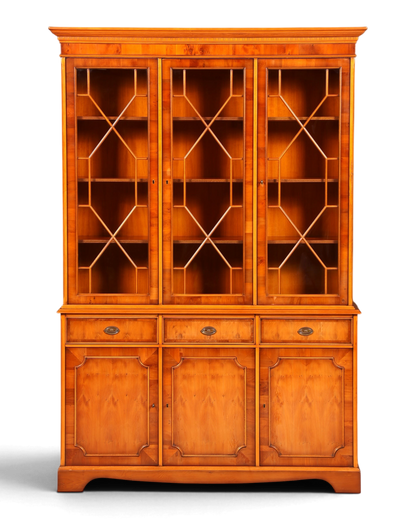 Hauptstadt Möblerei Heldense Vitrinenschrank aus Eibenholz im Antik-Stil mit Glasfront und Stauraum