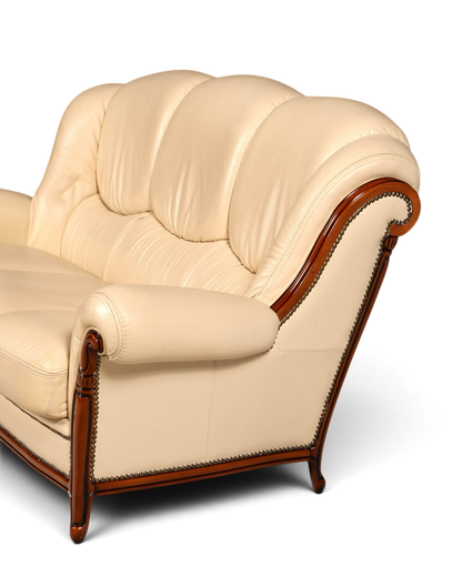 Hauptstadt Möblerei H898 Sofa in Creme mit hochwertigem Lederbezug, dunklem Holzrahmen und dekorativen Ziernägeln