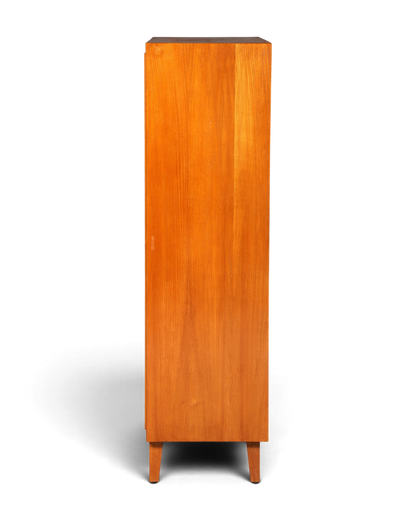Hauptstadt Möblerei Mid Century Regal aus Holz mit schöner Maserung in Seitenansicht vor grauem Hintergrund