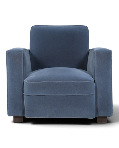 Hauptstadt Möblerei H874 Sessel in blauem Samt mit modernem, geradlinigem Design und dunklen Holzfüßen
