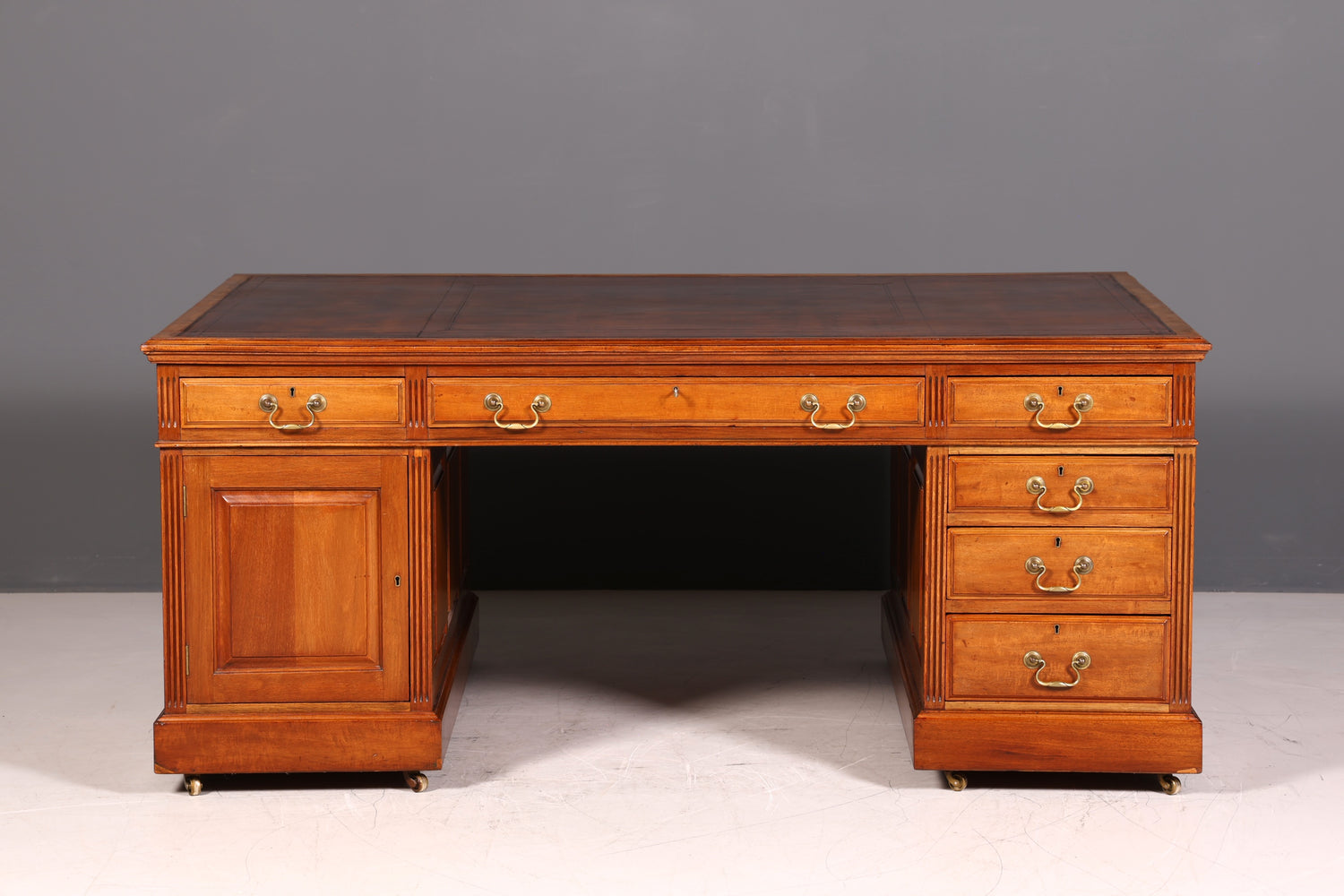 G146 Finish cm Wunderschöner Englischer Schreibtisch echt Lederauflage Bürotisch Antik Stil Office Desk